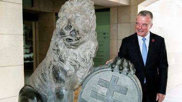 Brendan Nelson inspects a Menin Gate lion prior to its relocation from Canberra. 