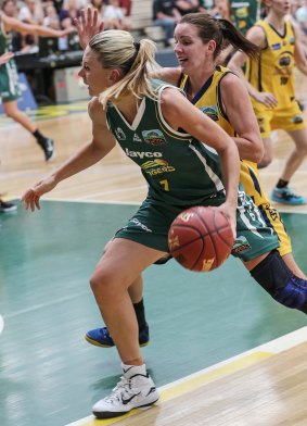 Penny Taylor in action for the Dandenong Rangers. 