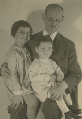 Otto Frank with his daughters – a young Anne and Margot.