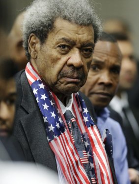 Promoter Don King stands next to boxing legend Sugar Ray Leonard during Muhammad Ali's funeral.