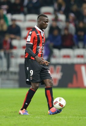 Nice's Mario Balotelli scored twice as they progressed through to the knockout stage of the Europa League.