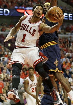 Chicago Bulls guard Derrick Rose drives to the basket past LeBron James.