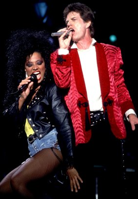 Lisa Fischer on stage with Mick Jagger in 1989. 