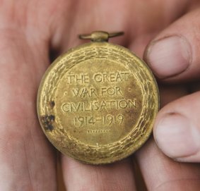 A medal commemorating World War I.