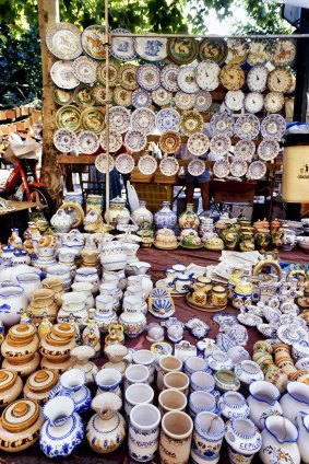 Ceramics on sale in Rastro.