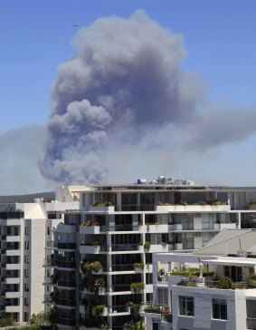 A photo of the bushfire at the Royal National Park, taken from Cronulla.