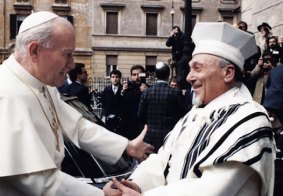 Rabbi Elio Toaff with Pope John Paul II in 1986.