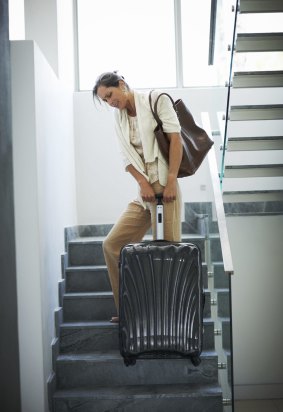 wheelie-bags的问题在于楼梯。当你把一袋你必须随身携带,它的重量将自限性。