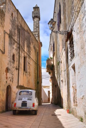 A narrow street typical of the Puglia region.
