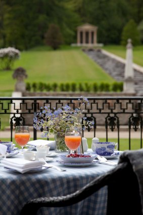 Dining alfresco while overlooking the gardens.