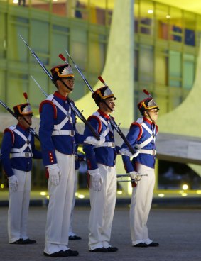 The Presidential Guard Dragons Independence change the Brazilian flag on the Palacio do Planalto.