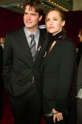 Scott Foley and Jennifer Garner arrive together at the 53rd annual Primetime Emmy Awards at the Shubert Theatre in Los Angeles, Sunday, Nov. 4, 2001. 