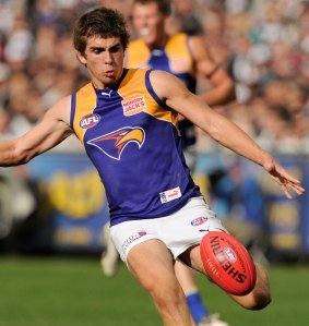 West Coast Eagles midfielder Andrew Gaff has signed a new two-year deal with the club.