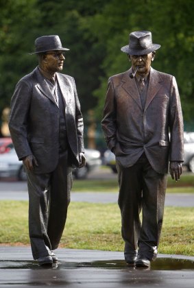 Sculpture of Prime Minister John Curtin and Treasurer Ben Chifley.
