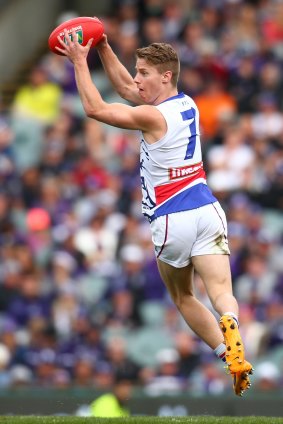 Lachie Hunter looks to drive the Bulldogs forward.