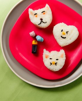 Surely you have time to spend 30 minutes making sushi faces for your little darling's lunch box? 