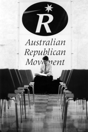 In October 1994, the chairman of the Australian Republican Movement, Malcolm Turnbull, prepared for a presentation under the republican logo in Canberra.