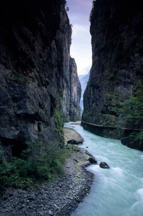 Aareschlucht is the Aare Gorge that caves through 50-metre-high limestone rock.