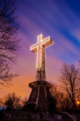  Mont Royal cross in Montreal city at dusk.