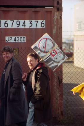 Picketers at Swanson Dock, Melbourne. April 18, 1998.