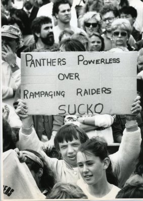 Brian Connell with his classic sign at the welcome-home parade for the Canberra Raiders in 1990.