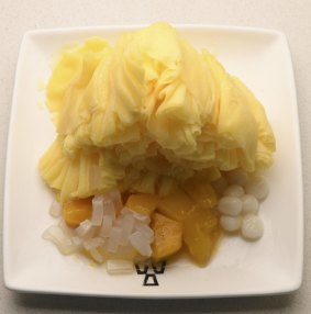 Mango ice with fresh fruit is a hail mary for health after a heavy dinner.