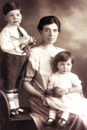 Vane Lindesay (left) aged four c1924 with his mother, Mildred, and sister, Winnie. 