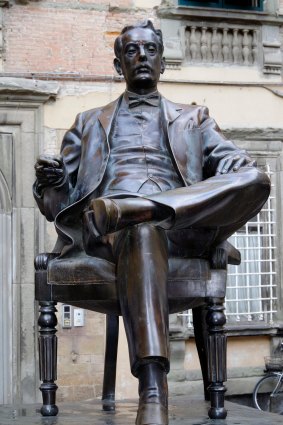 Bronze statue of Giacomo Puccini.