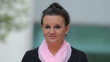 Jacqui Lambie Meets The Devil Clive Palmer For Drinks In Canberra