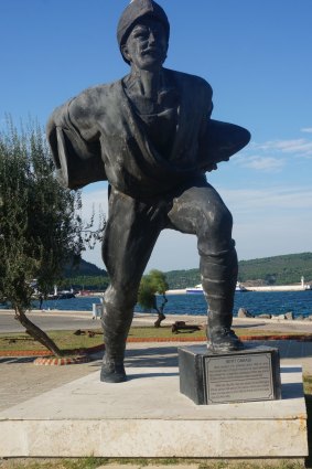 One of many statues of Turkish hero,
Corporal Seyit Cabuk.