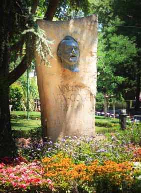 A sculpture of Vincent Van Gogh in an Arles park. 