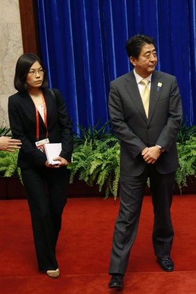 Shinzo Abe and an aide wait for Xi Jinping's arrival at Beijing's Great Hall of the People.