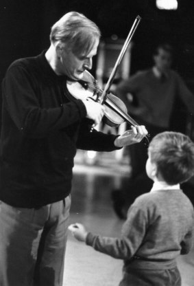 Menuhin teaching violinist Nigel Kennedy in a masterclass for television in 1964. 