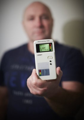  Bruce Evans with his smartphone-sized digital meter.