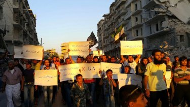 Activists in Syria's besieged Aleppo protest against the UN for what they say is its failure to help aid arrive. "Hunger better than humiliation", one banner reads. 