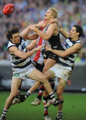 Nick Riewoldt contests a mark in the 2009 grand final.