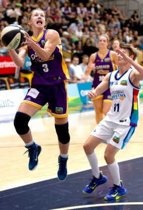 Melbourne Boomers' Brittany Smart drives to the hoop against Canberra.