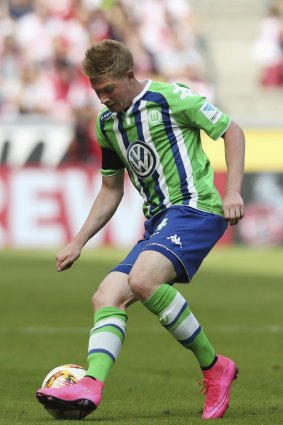 Wolfsburg's Kevin De Bruyne controls the ball.