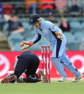 NSW wicketkeeper Alyssa Healy in action.