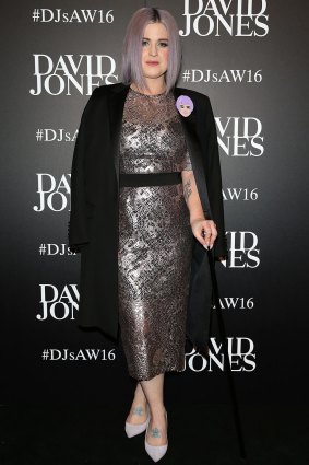 Osbourne was dressed to kill in a chic Rebecca Vallance lilac lace number with a cane to support her broken foot.