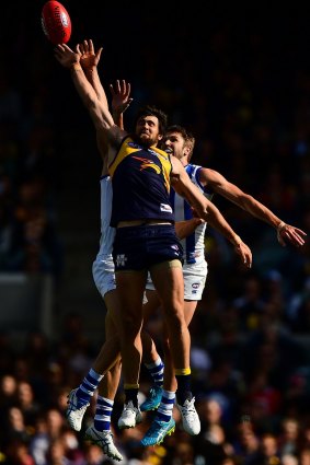 Josh Kennedy of the Eagles kicked 4.4 to draw level with Lance Franklin at 43 goals.