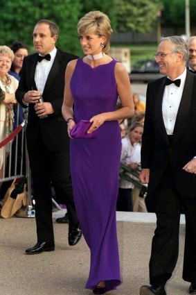In Versace at a gala dinner, 1996. “After her divorce, Diana
started wearing more Versace, which gave variety to her
wardrobe. This is a breathtaking dress – you can just imagine her walking into a room in that glorious colour.”