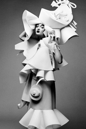 Viktor&Rolf, Performance of Sculptures haute couture collection, spring/summer 2016. 