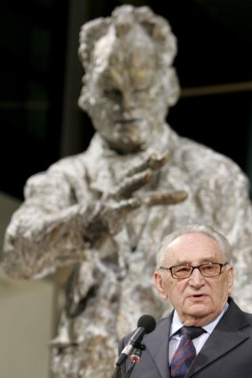 Egon Bahr delivers a speech next to a sculpture of former German chancellor Willy Brandt in Berlin in 2007. 