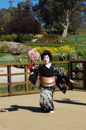 Geisha performs in the Japanese Garden, Cowra.