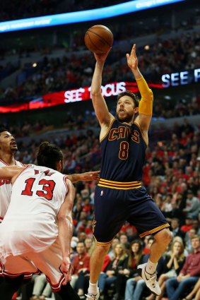On target: Cleveland's Matthew Dellavedova shoots against Derrick Rose and Joakim Noah in Chicago.