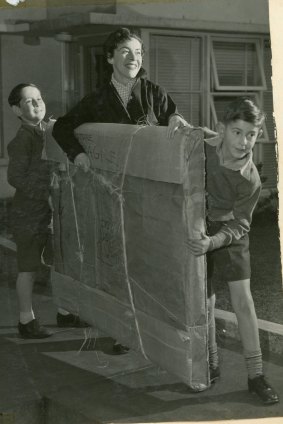 Judy Cassab and her two sons carrying her 1960 Archibald Prize-winning portrait of the artist Rapotec to the car.