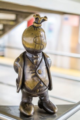 One of Tom Otterness' 'Life Underground' bronze statues in the 14th and 8th Street underground stations. Credit Alamy
tra31newyorkart
