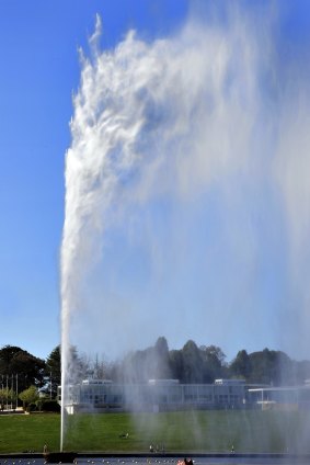The fountain at its 110-metre one-pump height in 2014.