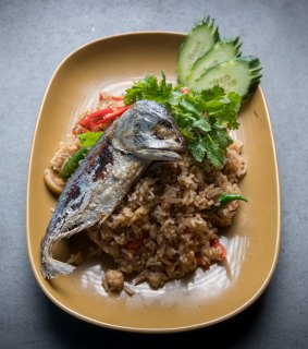 Fried rice with shrimp paste and fried mackerel.